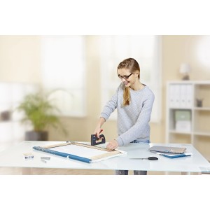 Frau tackert Leinwand mit Novus Hobby-Handtacker J-13 Worker. Kompakter Tacker für Hobby und Werkstatt.