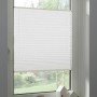 Weißes Schöner Wohnen Plissee Marla, 80x130 cm, am Fenster mit Deko.