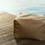 Braunfarbener Sitting Point Hocker Outside (150 l) auf Holzsteg am Wasser.
