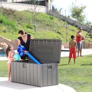 Dunkelgraue Lifetime Gartenbox (151x72x69 cm) mit geöffnetem Deckel und Personen im Garten.