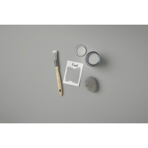 Rust-Oleum Kreidefarbe Kiesel Matt, 125ml mit Pinsel, Farbmuster und geöffneten Farbdosen.