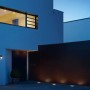 Beleuchtete Steinel LED Solar Hausnummerleuchte XSolar LH-N in Anthrazit am Haus.