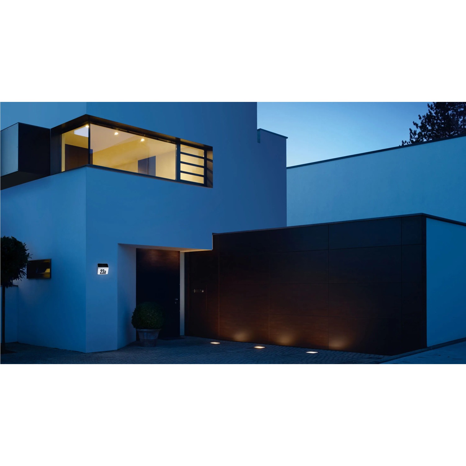 Beleuchtete Steinel LED Solar Hausnummerleuchte XSolar LH-N in Anthrazit am Haus.