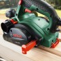 Bosch Elektrohobel PHO 2000 in Grün und Schwarz auf Holzoberfläche.