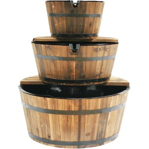 AcquaArte Wasserspiel Edinburgh: Gartenbrunnen mit drei Holzfässern.