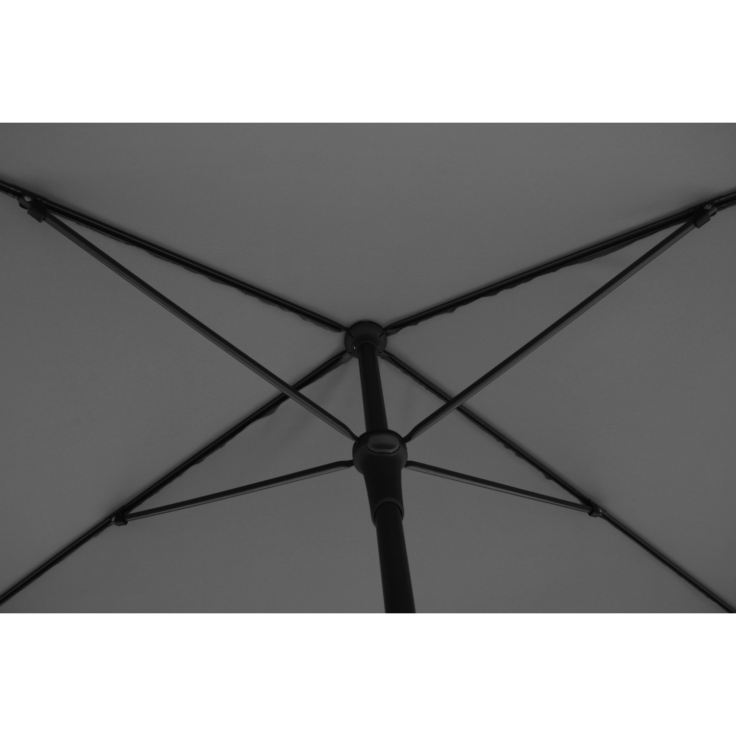 Blick von unten auf den anthrazitfarbenen Balkonschirm Hernando mit Stahlgestell.