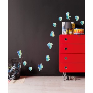 Komar Deko-Sticker Soul Soulmates (50x70cm) an dunkler Wand im Kinderzimmer.