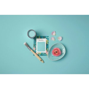 Rust-Oleum Kreidefarbe Blaugrün mit Pinsel, Farbmuster, Farbrolle und Deko auf blauem Grund.