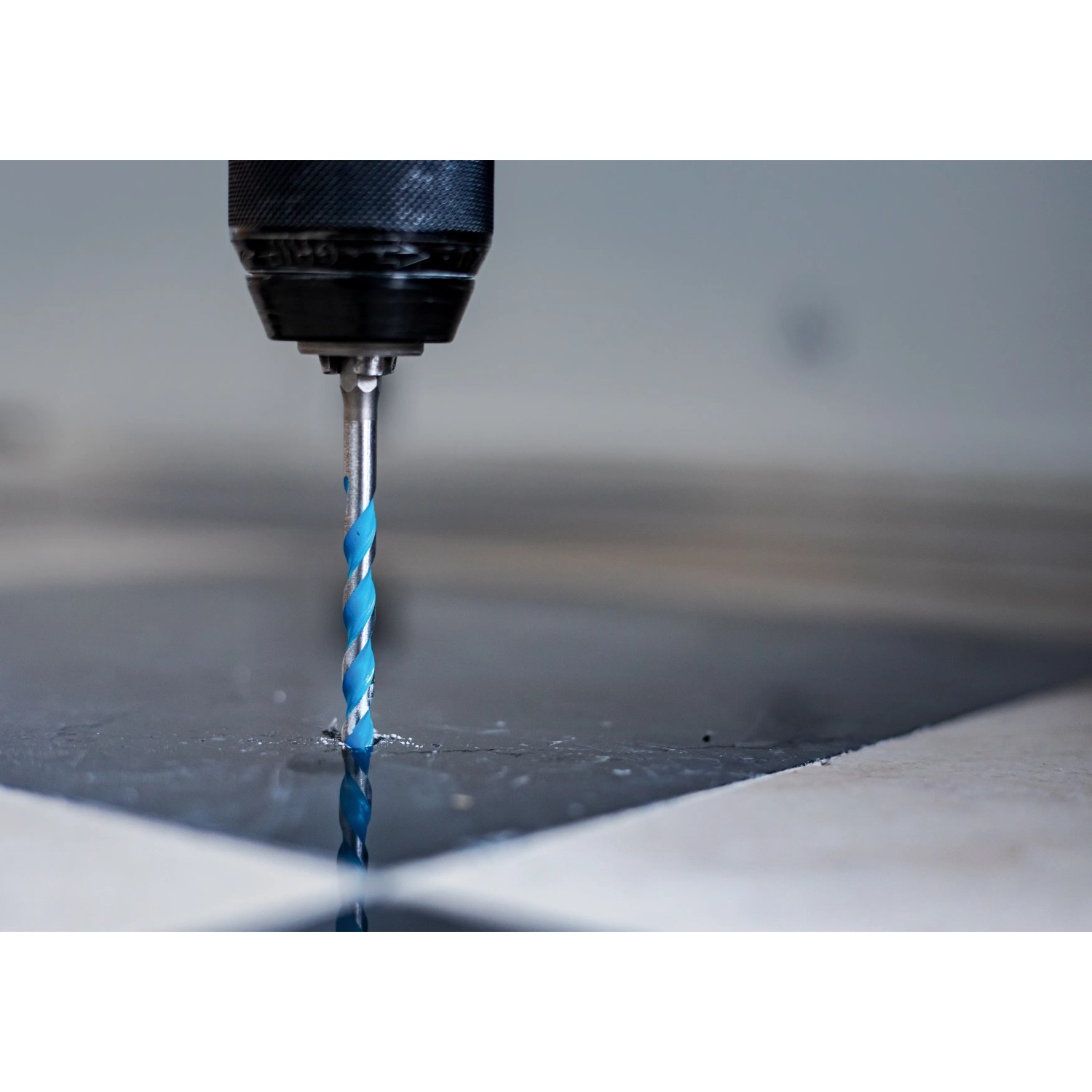 Bosch Expert Multi Construction Bohrer CYL-9, 10mm im Einsatz. Universalbohrer für präzise Löcher.