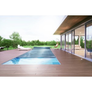 Pool mit dunkelblauer Chemoform Solarplane Energyguard, 360x360 cm, auf Holzterrasse.