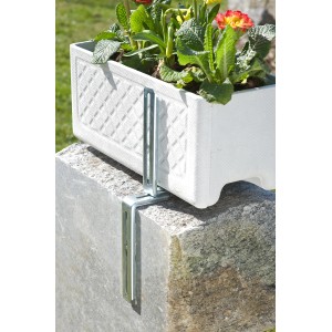 Alba Blumenkastenhalter H-Form aus Metall an Mauer mit Blumenkasten.