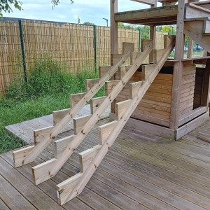 3er Set Treppenwangen aus KDI Holz für 8 Stufen, Höhe 136cm, für Gartentreppen auf Holzterrasse.