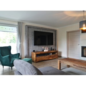Wohnzimmer mit Egger DecoWall Rovigo Beton Wandpaneelen hinter TV-Möbel.