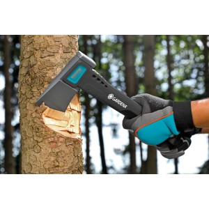 Gardena Universalaxt 1000 A in Aktion: Axt beim Entasten eines Baumes im Wald.