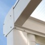 Detailansicht der weißen Aluminium Terrassenüberdachung Genua mit klarer Doppelstegplatte.