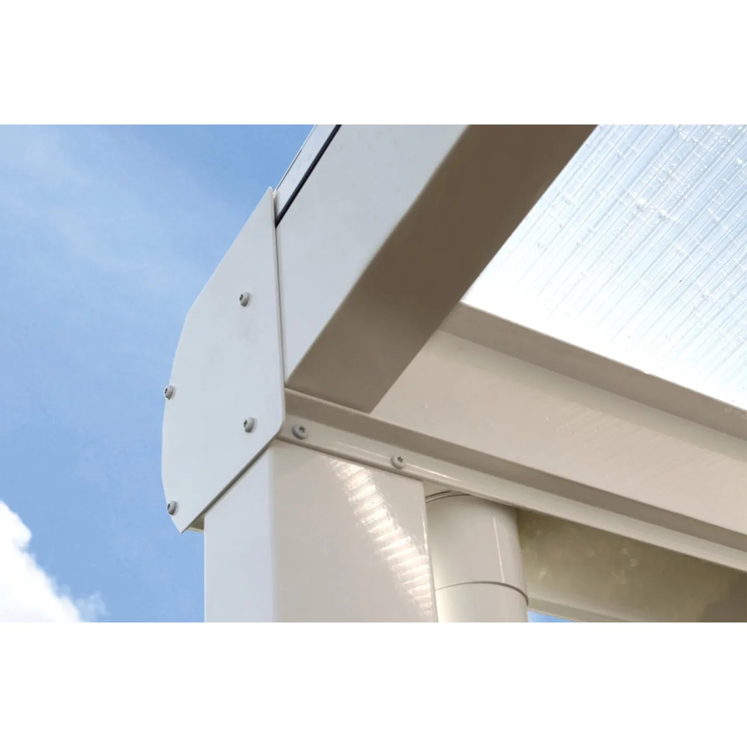 Detailansicht der weißen Aluminium Terrassenüberdachung Genua mit klarer Doppelstegplatte.