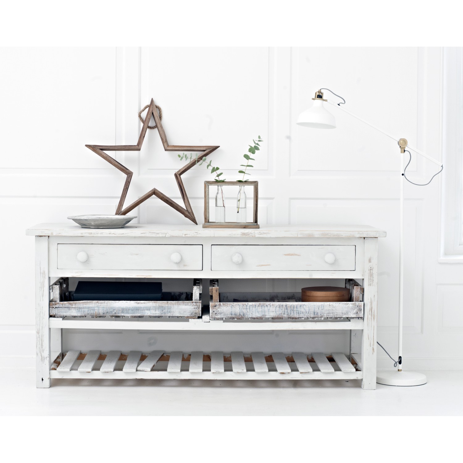 Dekoratives Sideboard mit Rust-Oleum Kreidefarbe in Kalkweiß matt gestrichen.