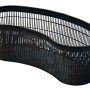 Bogenförmiger, schwarzer Heissner Pflanzkorb (45x18cm) für Teichbepflanzung.