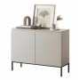 Selsey Sideboard Bemmi 100 cm, kaschmirgrau, mit zwei Türen und schwarzen Metallbeinen, minimalistisch dekoriert.