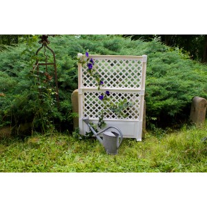 KHW Spalier, 2-teilig, weiß, mit Erdspieß im Garten mit blühenden Pflanzen und Gießkanne.