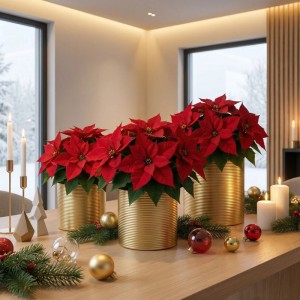 Goldener Keramik Übertopf 842/14 Pearl Gold mit gerippter Oberfläche, dekoriert mit roten Weihnachtssternen.