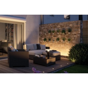 Paulmann Plug & Shine LED-Lichtleiste beleuchtet Gartenmauer warmweiß.