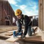 Handwerker sägt Holz mit Bosch Akku-Stichsäge GST 18 V-125 S auf Baustelle unter blauem Himmel.