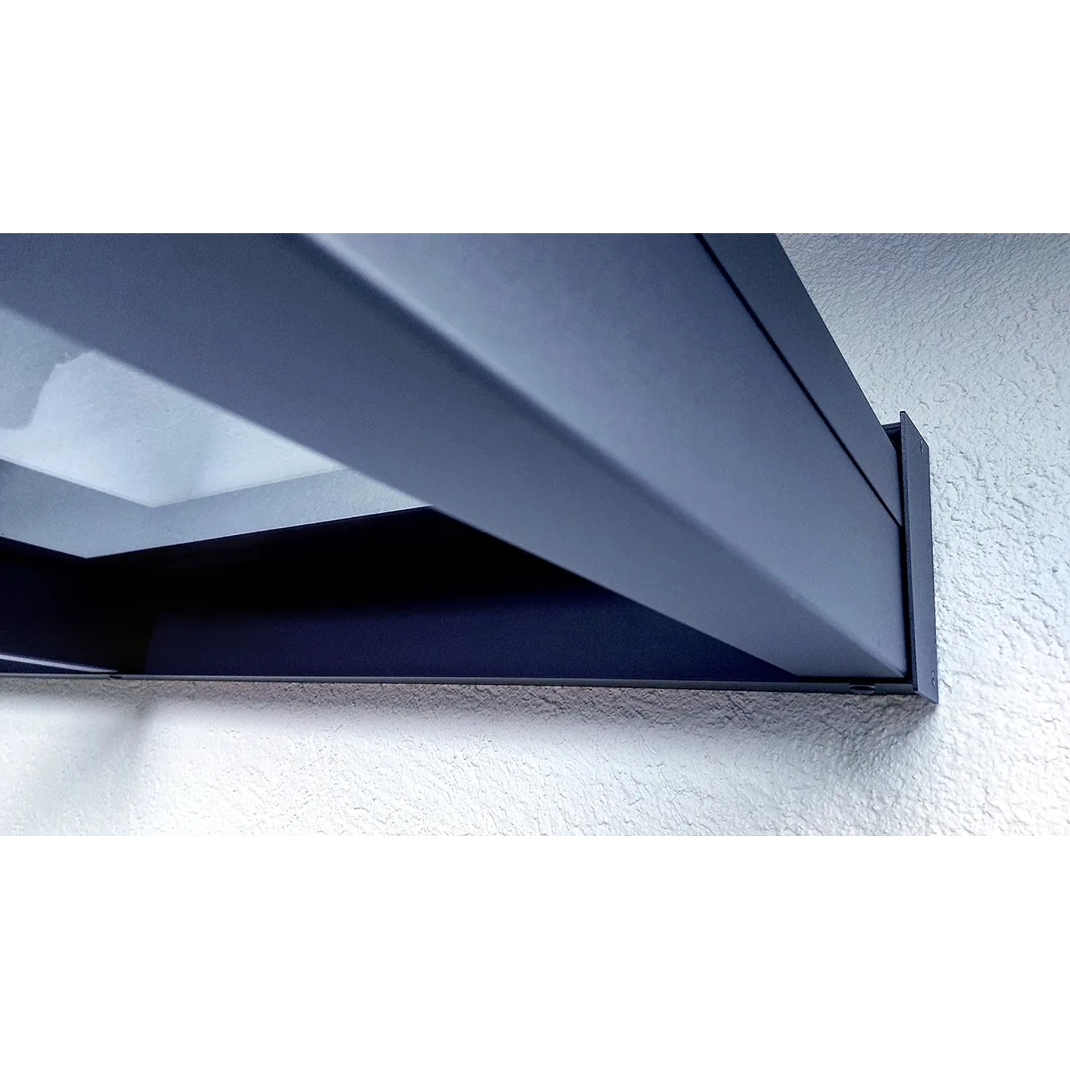 Detailansicht der anthrazitfarbenen Terrassenüberdachung Terracon Smartline.