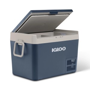 Geöffnete Igloo Kompressor-Kühlbox ICF60, 59 l, rauchblau. Tragbare Kühlbox für 12/24 V DC und 110 - 240 V AC.