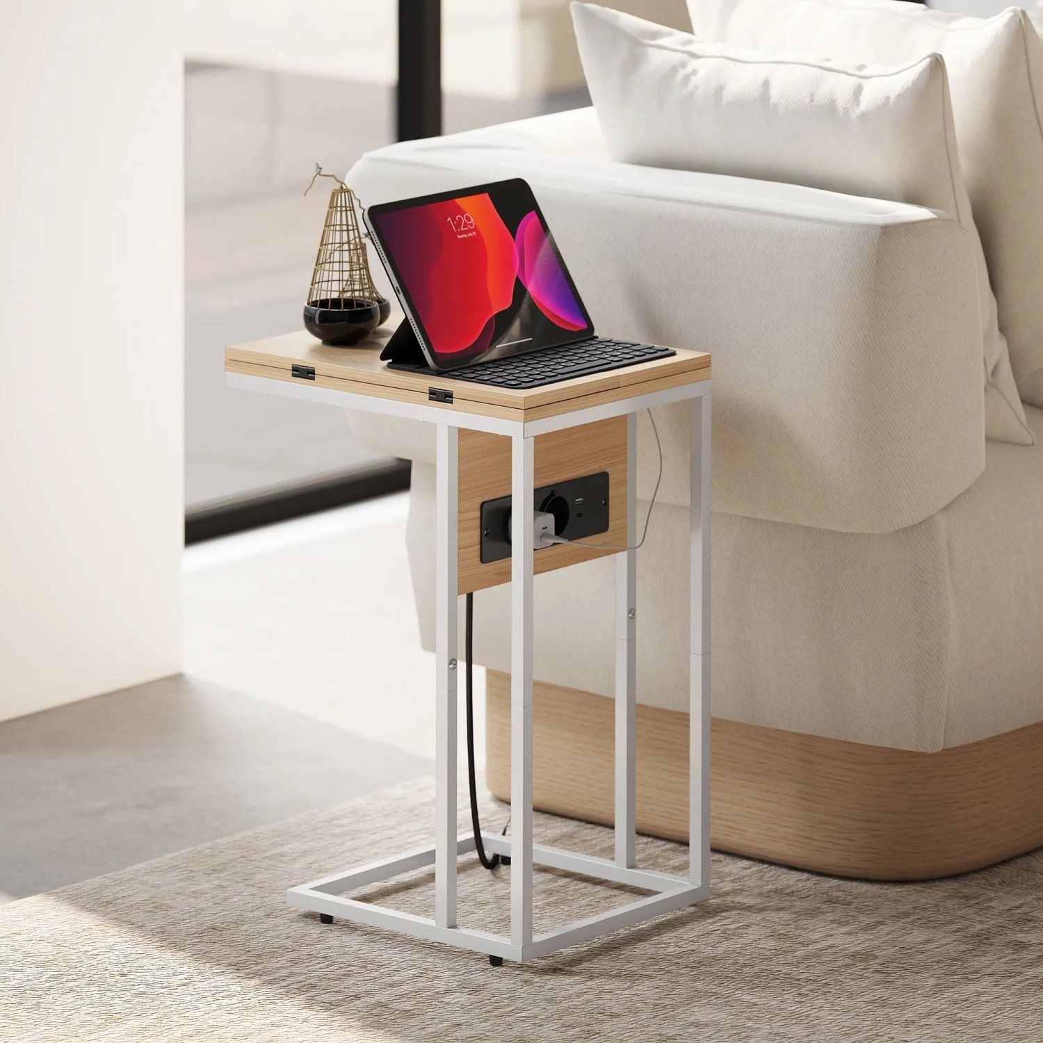 HOMCOM C-förmiger Beistelltisch mit ausziehbarer Holzplatte, weißem Metallgestell und integrierter Ladestation mit USB-Ports.