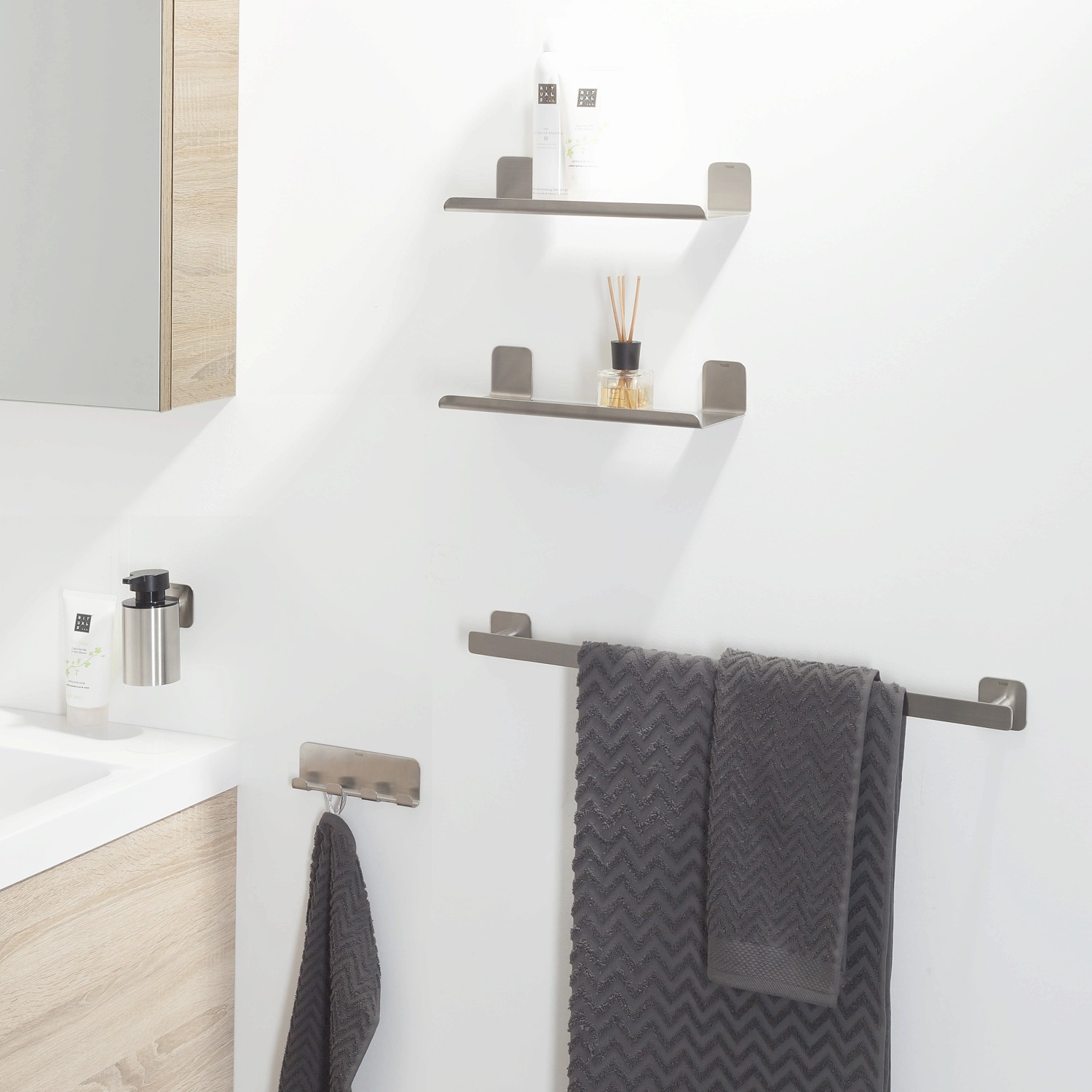 Tiger Colar Seifenspender aus gebürstetem Edelstahl zur Wandmontage im Badezimmer.