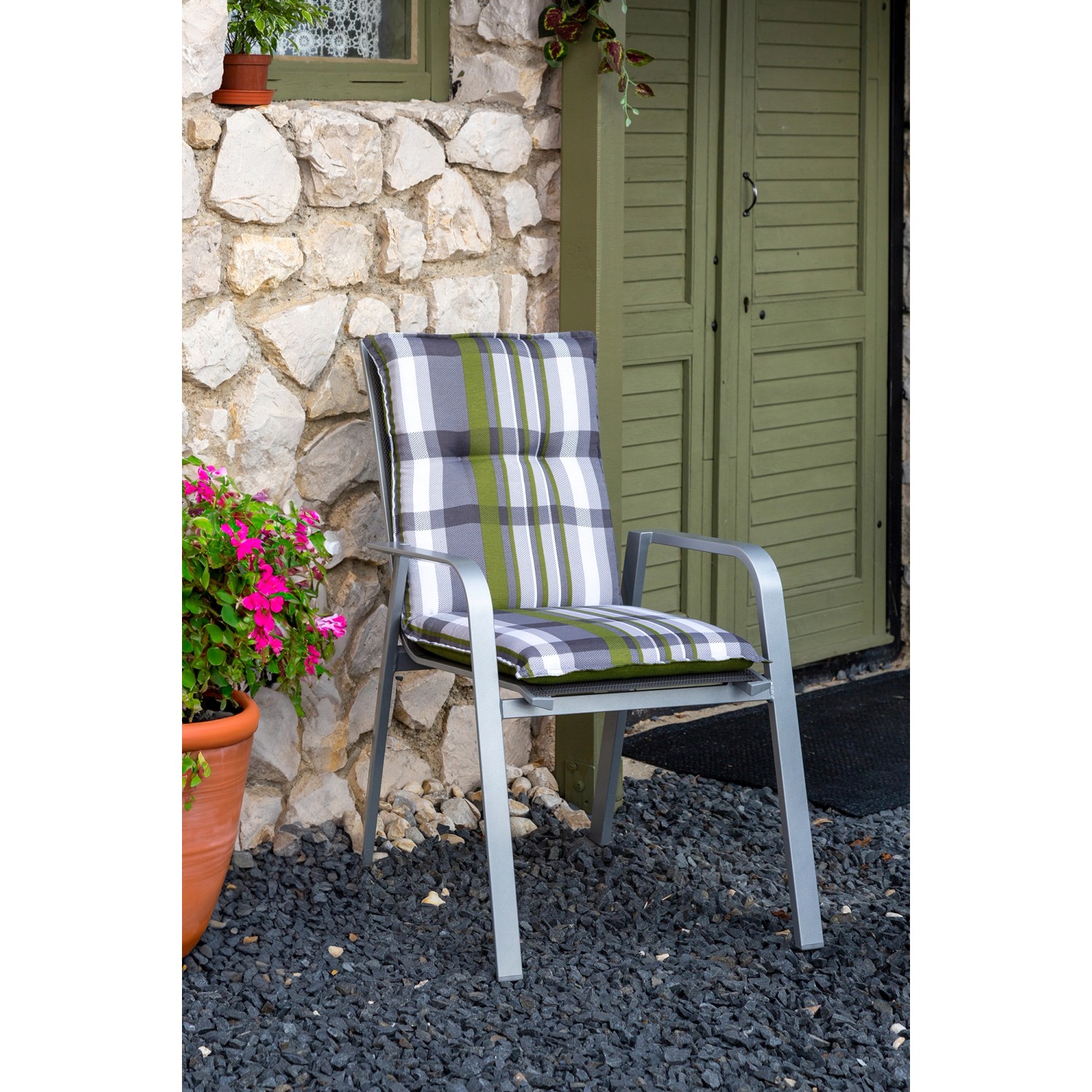 Beo Niedriglehner Saumkissen Tirana Turin, 100x46x8 cm, grau-grün kariert auf Gartenstuhl.