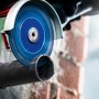 Bosch Expert Trennscheibe im Einsatz: Winkelschleifer schneidet Kunststoffrohr. Zubehör für vielseitige Anwendungen.
