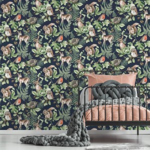 Dunkelblaue Vliestapete mit Waldtieren (Hirsch, Eichhörnchen, Eule, Rotkehlchen) und grünen Blättern.