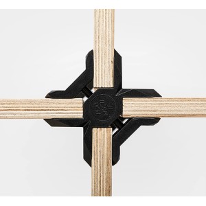 Schwarzer Playwood Kreuzverbinder X mit vier Holzplatten verbunden.