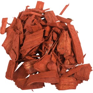 Gartendekor Mahagoni, rot gefärbter Dekormulch aus Holzhackschnitzeln.