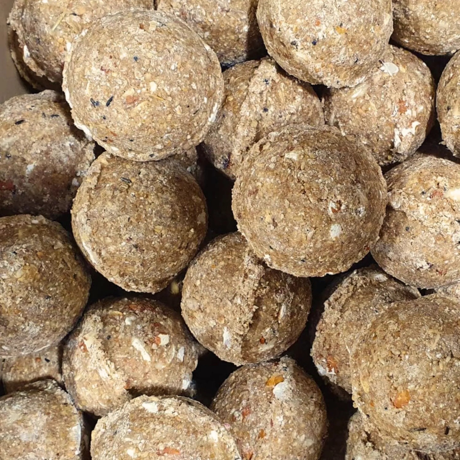Orni Meisenknödel mit Insekten, Sonnenblumenkernen, Erdnüssen. Fettreiche Wildvogelfutter-Bälle ohne Netz.