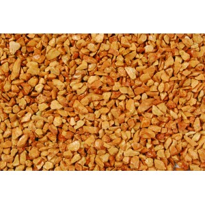Nahaufnahme von Verona-Rotem Marmorsplitt (9-12 mm) als Zierkies für den Garten.