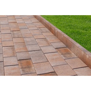 Randstein Muschelkalk als Beetbegrenzung und Wegbefestigung im Garten.