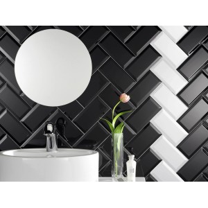 Wandfliesen Facette Metro Schwarz glänzend, 10x20 cm, im Badezimmer mit Spiegel und Waschbecken.