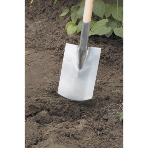 LUX Damenspaten mit Trittkante und Eschenstiel im Einsatz im Garten.