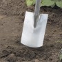LUX Damenspaten mit Trittkante und Eschenstiel im Einsatz im Garten.