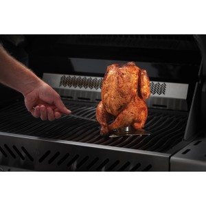 Gegrilltes Hähnchen auf Napoleon Edelstahl-Halterung im Grill. Grillutensil für Geflügel.