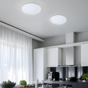 Weiße Reality LED-Deckenleuchte Putz, 12W, aus Kunststoff, montiert in einer Küche.