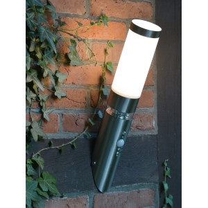 Moderne Außen-Wandleuchte Bole aus Edelstahl mit Bewegungsmelder und LED-Ring.