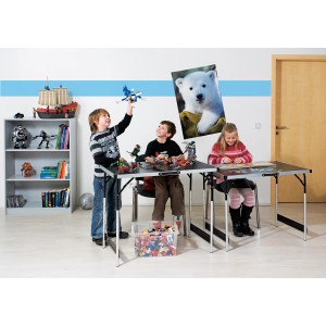 LUX Multifunktionstisch, 3-teilig, aus Aluminium, mit Kindern beim Spielen.