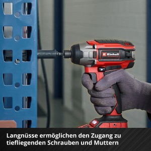 Einhell Schlagschrauber mit Bit aus dem 35-tlg. Bitset beim Schrauben an Regal.