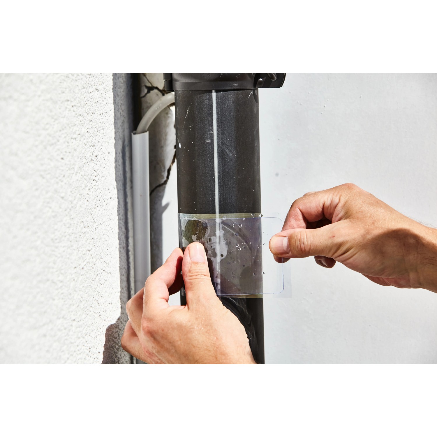 CF Aqua Patch Pflaster zur Pool Reparatur an einem Rohr befestigt.