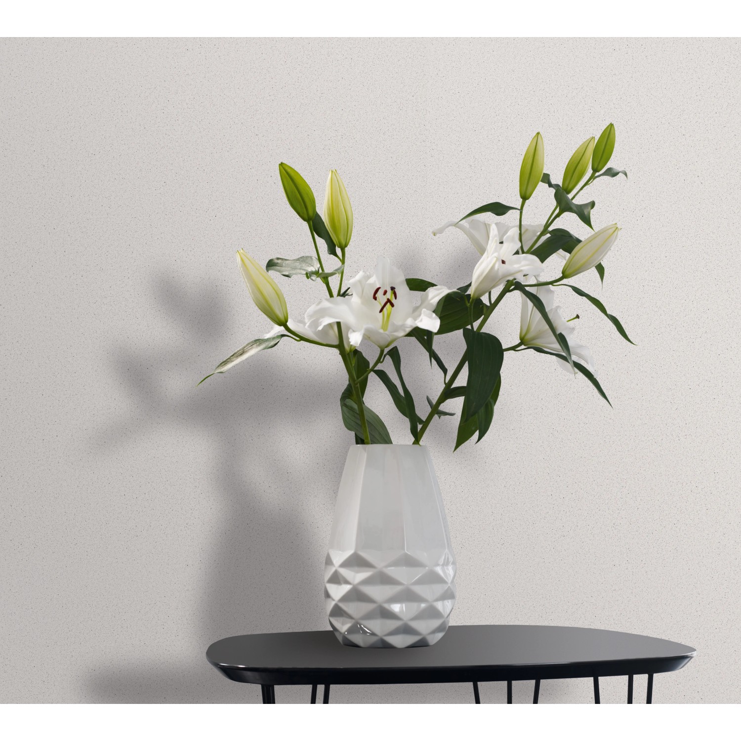 Weiße, strukturierte Marburg Vliestapete Uni im modernen Raum mit Blumen in Vase.