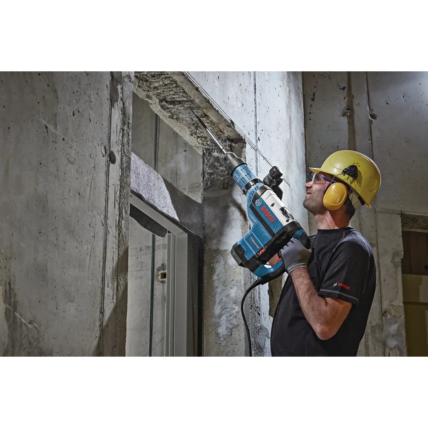 Bosch GSH 7 VC Schlaghammer im Einsatz beim Stemmen von Beton. Baumaschine mit SDS-max Aufnahme.